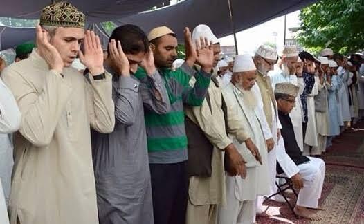 Omar joins congregational Eid Nimaz at Dargah, Hazratbal